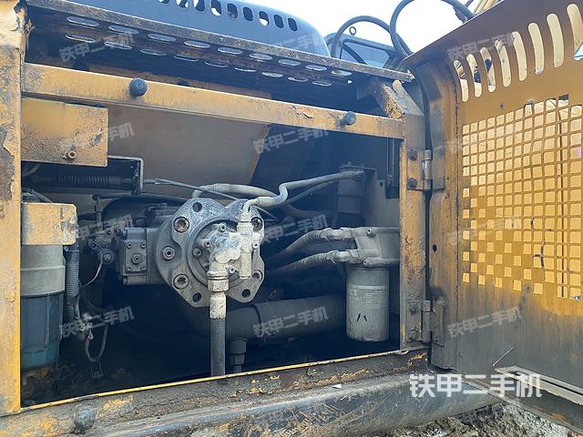 液壓泵艙室正面整體(整機外觀) 液壓泵艙室正面整體(整機外觀)