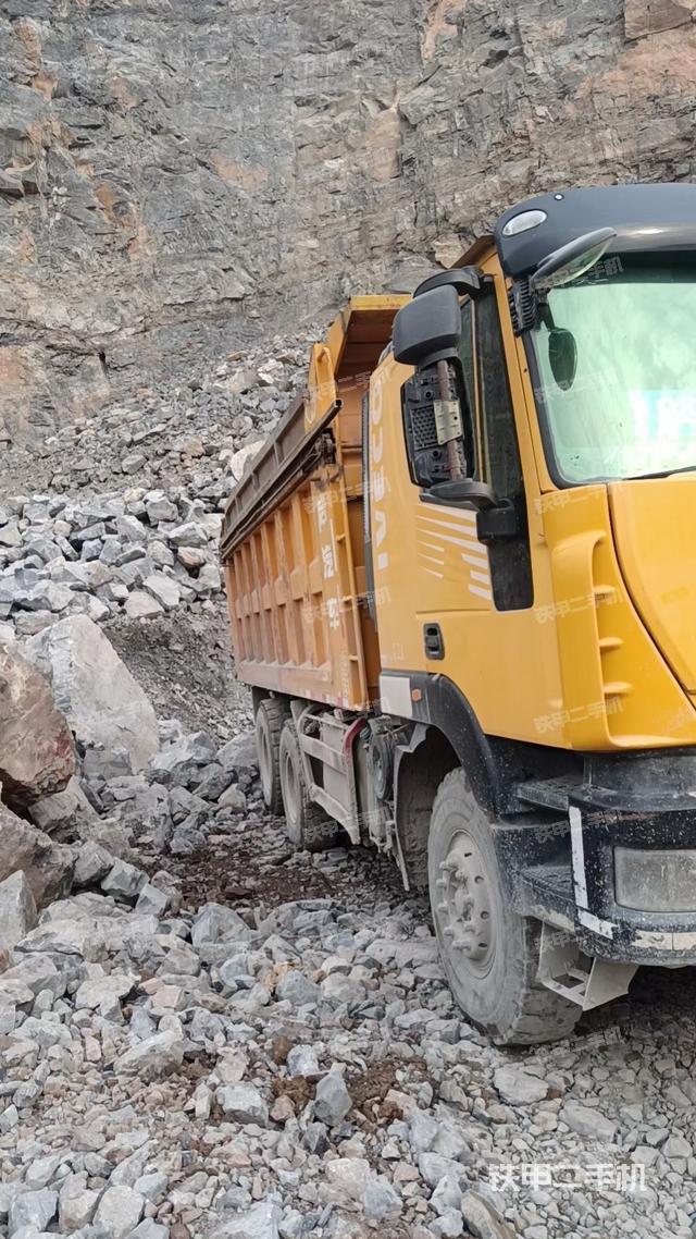 紅巖6X4工程自卸車