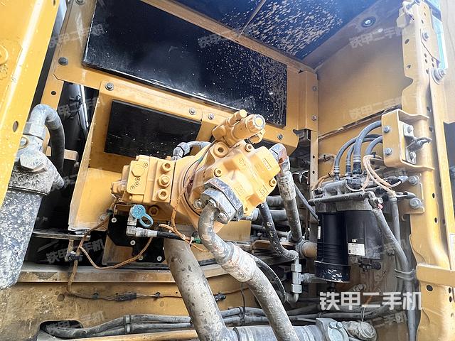 液壓泵艙室正面整體(整機(jī)外觀) 液壓泵艙室正面整體(整機(jī)外觀)