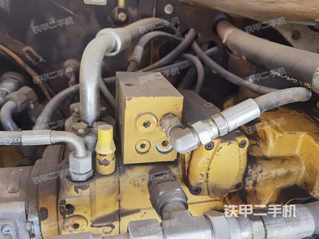 回转马达和主控阀（整机外观）