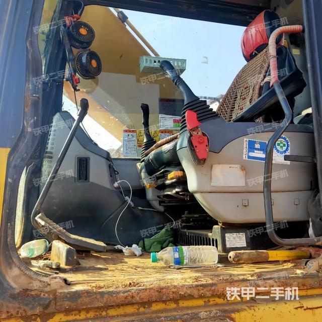 駕駛室整體(整機(jī)外觀) 駕駛室整體(整機(jī)外觀)