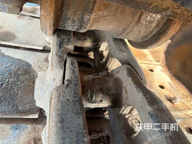 回轉(zhuǎn)馬達(dá)和主控閥(整機(jī)外觀) 回轉(zhuǎn)馬達(dá)和主控閥(整機(jī)外觀)