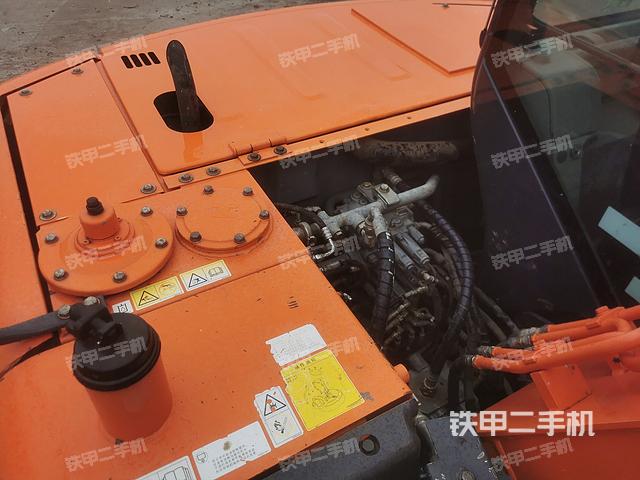 駕駛室頂部(整機(jī)外觀) 駕駛室頂部(整機(jī)外觀)