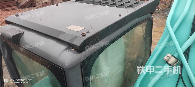 駕駛室頂部(整機(jī)外觀) 駕駛室頂部(整機(jī)外觀)