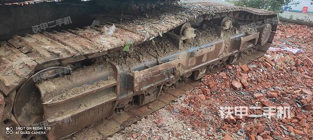 單側(cè)履帶整體(整機(jī)外觀) 單側(cè)履帶整體(整機(jī)外觀)