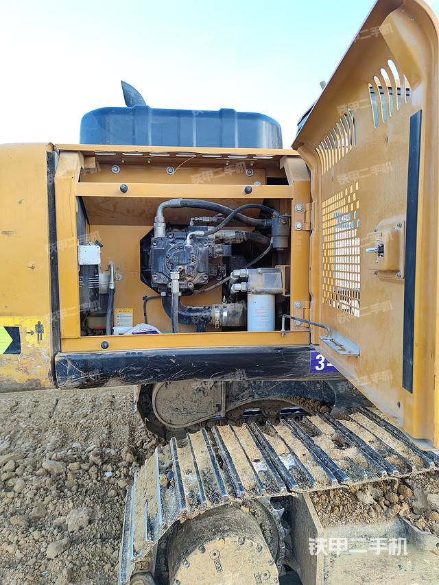 液压泵舱室正面整体（整机外观）