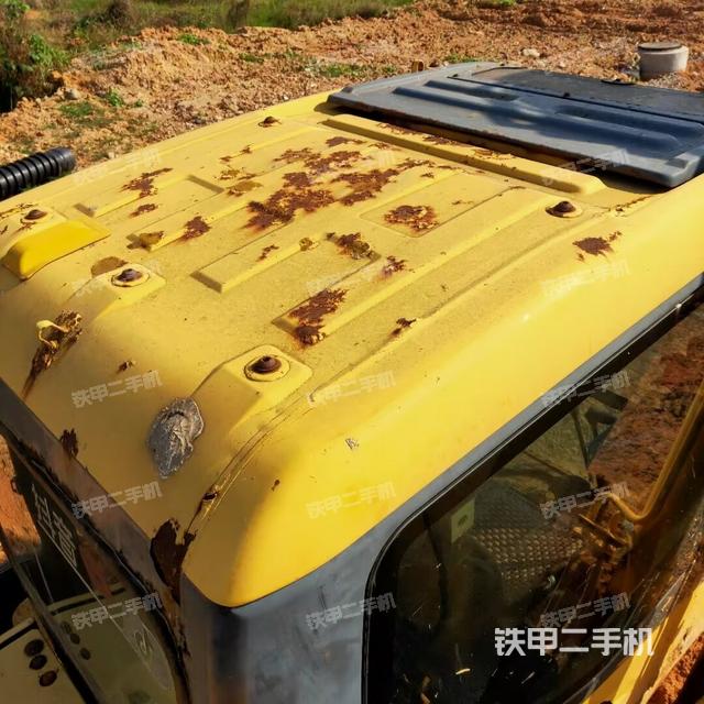 駕駛室頂部(整機(jī)外觀) 駕駛室頂部(整機(jī)外觀)
