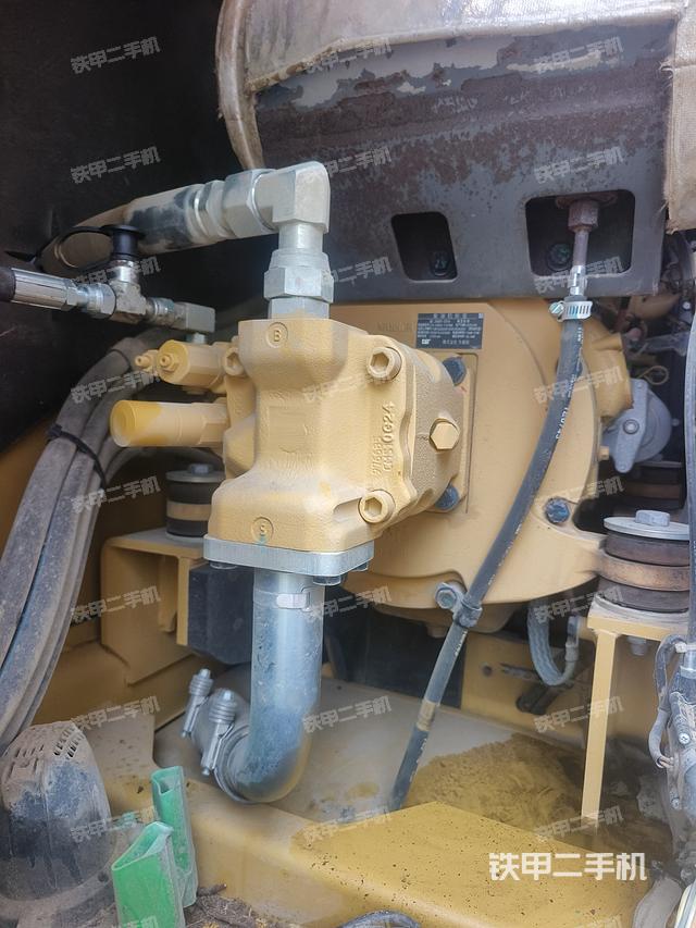 液压泵舱室正面整体（整机外观）