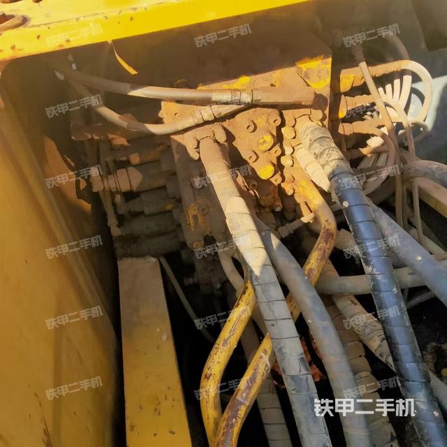 回轉(zhuǎn)馬達(dá)和主控閥(整機(jī)外觀) 回轉(zhuǎn)馬達(dá)和主控閥(整機(jī)外觀)