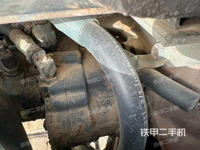 液压泵舱室正面整体（整机外观）