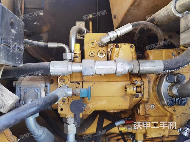 液压泵舱室正面整体（整机外观）