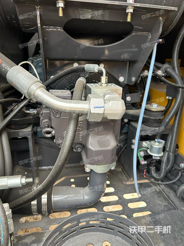 液壓泵艙室正面整體(整機(jī)外觀) 液壓泵艙室正面整體(整機(jī)外觀)