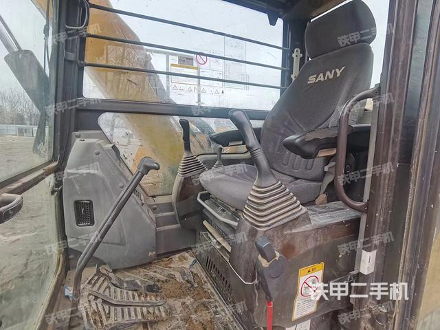 駕駛室整體(整機(jī)外觀) 駕駛室整體(整機(jī)外觀)