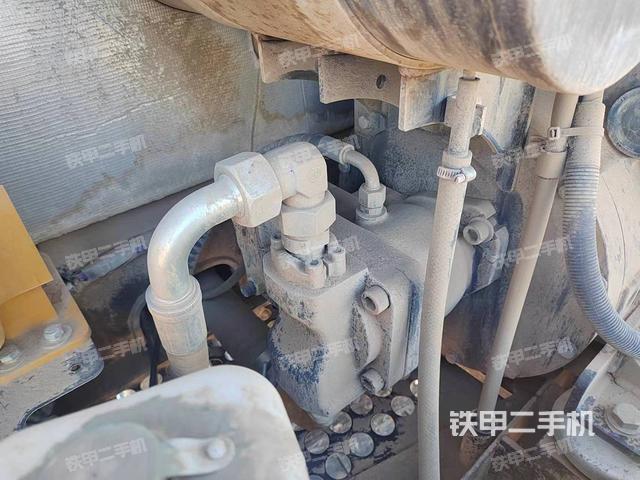 液壓泵艙室正面整體(整機外觀) 液壓泵艙室正面整體(整機外觀)
