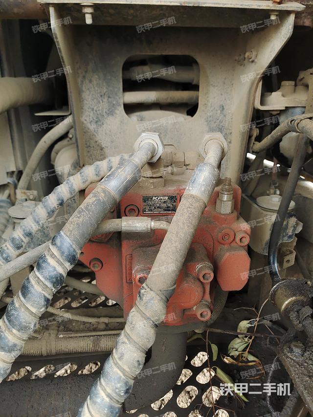 液壓泵艙室正面整體(整機外觀) 液壓泵艙室正面整體(整機外觀)