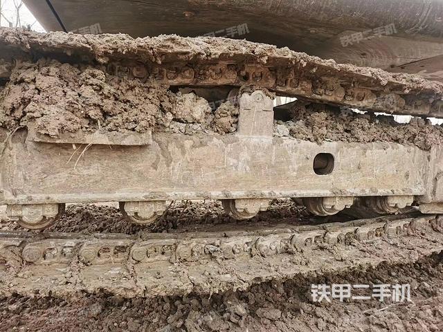 單側(cè)履帶整體(整機(jī)外觀) 單側(cè)履帶整體(整機(jī)外觀)
