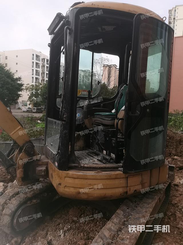 駕駛室整體(整機(jī)外觀) 駕駛室整體(整機(jī)外觀)