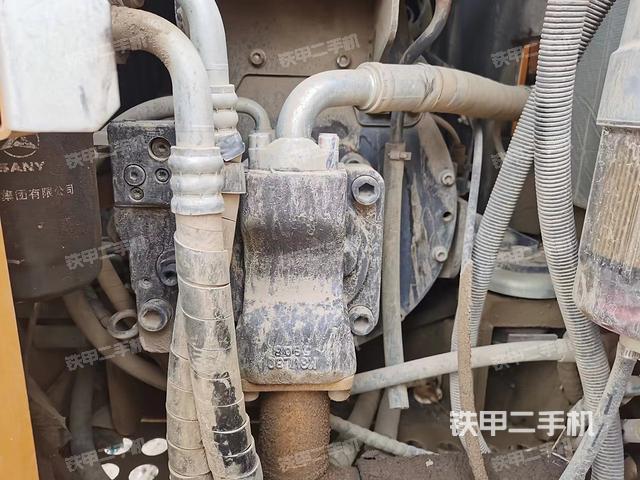 液壓泵艙室正面整體(整機(jī)外觀) 液壓泵艙室正面整體(整機(jī)外觀)
