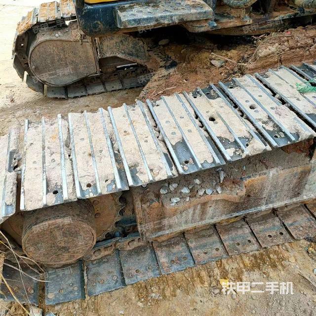 單側(cè)履帶整體(整機(jī)外觀) 單側(cè)履帶整體(整機(jī)外觀)