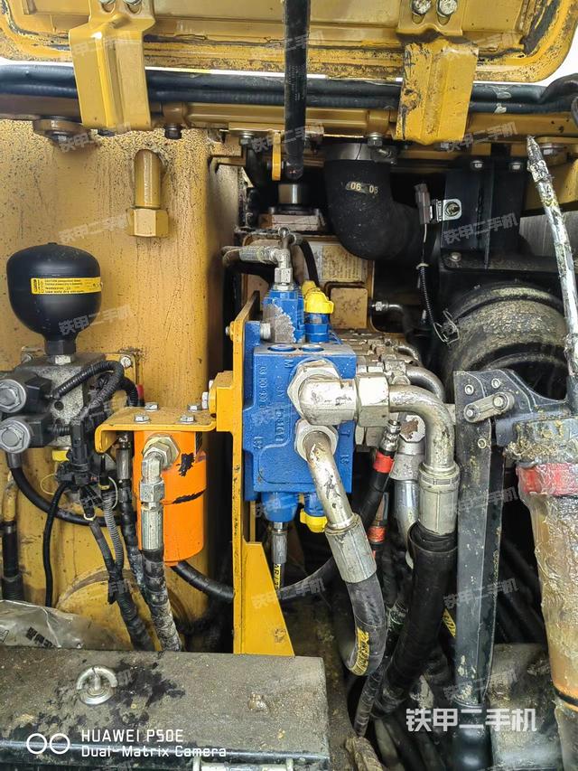 液壓泵艙室正面整體(整機(jī)外觀) 液壓泵艙室正面整體(整機(jī)外觀)