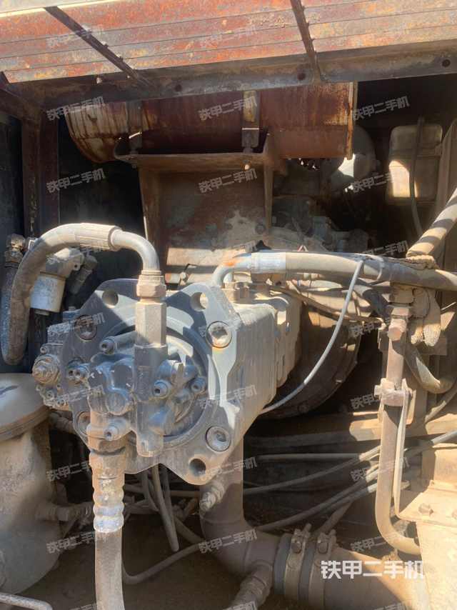 液压泵舱室正面整体（整机外观）