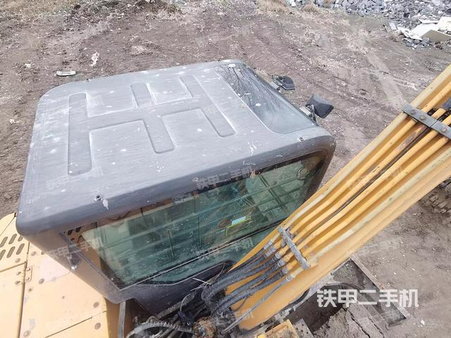 駕駛室頂部(整機(jī)外觀) 駕駛室頂部(整機(jī)外觀)