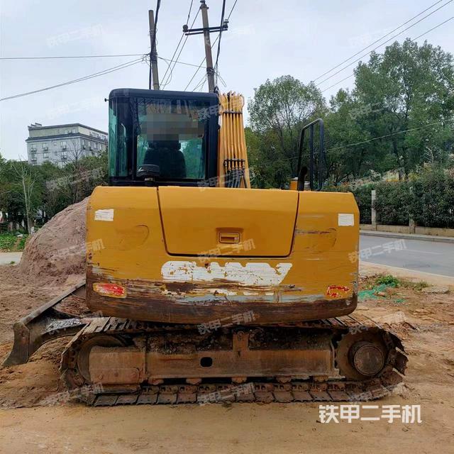 駕駛室頂部(整機(jī)外觀) 駕駛室頂部(整機(jī)外觀)