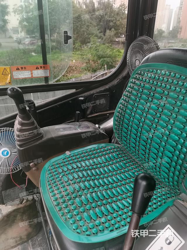 駕駛室頂部(整機(jī)外觀) 駕駛室頂部(整機(jī)外觀)