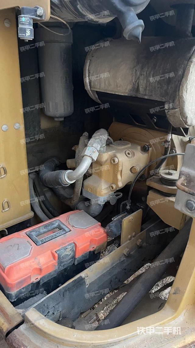 液壓泵艙室正面整體(整機(jī)外觀) 液壓泵艙室正面整體(整機(jī)外觀)