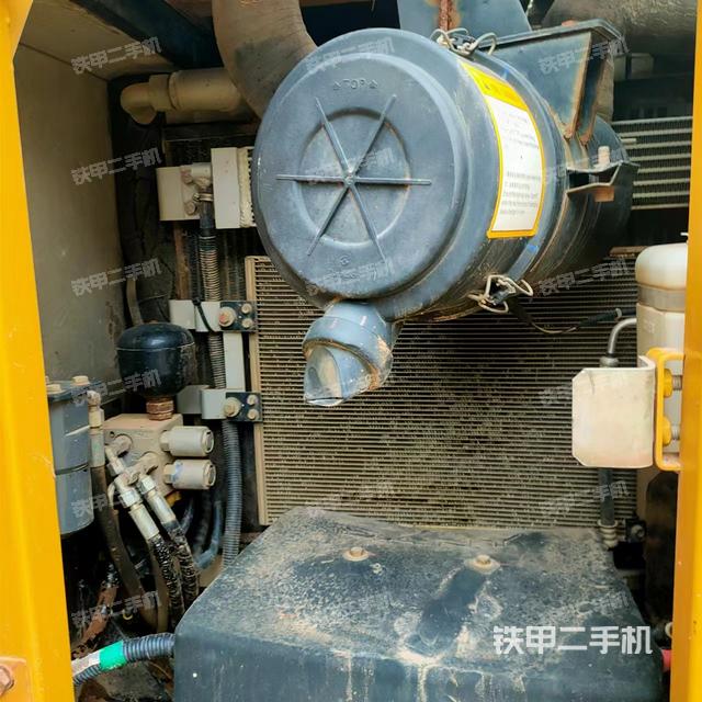 駕駛室整體(整機(jī)外觀) 駕駛室整體(整機(jī)外觀)