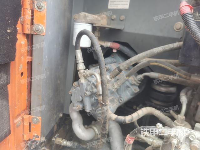 液壓泵艙室正面整體(整機(jī)外觀) 液壓泵艙室正面整體(整機(jī)外觀)