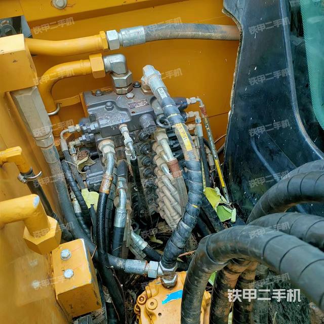 回轉(zhuǎn)馬達(dá)和主控閥(整機(jī)外觀) 回轉(zhuǎn)馬達(dá)和主控閥(整機(jī)外觀)
