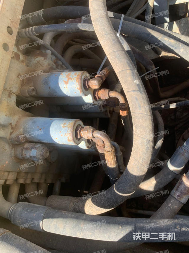 回转马达和主控阀（整机外观）