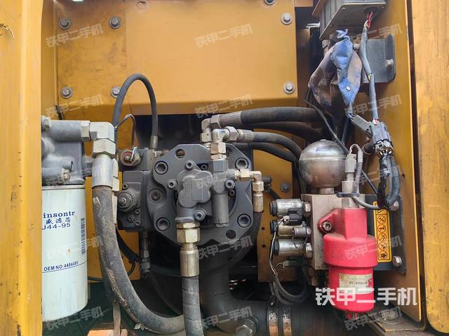 液壓泵艙室正面整體(整機(jī)外觀) 液壓泵艙室正面整體(整機(jī)外觀)