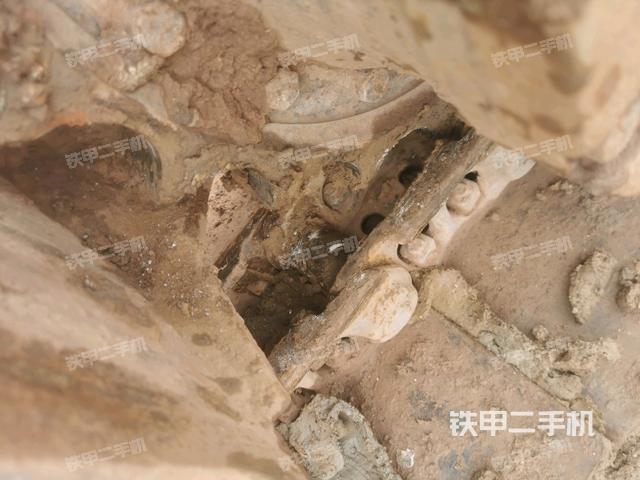 右側(cè)履帶整體(行走機(jī)構(gòu)) 右側(cè)履帶整體(行走機(jī)構(gòu))