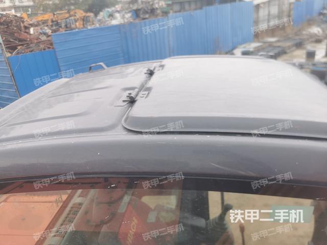 駕駛室頂部(整機(jī)外觀) 駕駛室頂部(整機(jī)外觀)