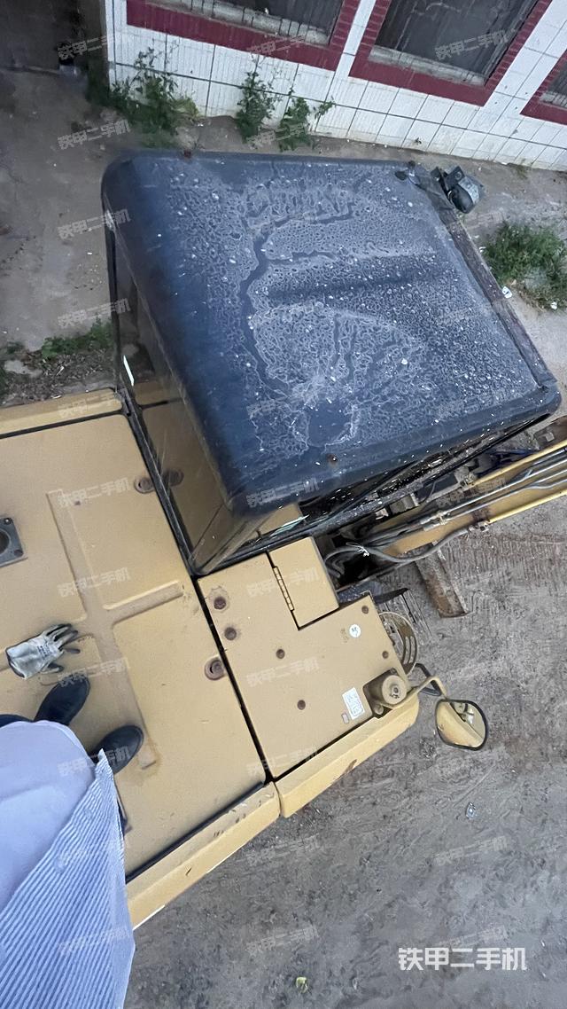 駕駛室頂部(整機(jī)外觀) 駕駛室頂部(整機(jī)外觀)