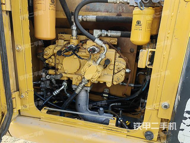 液压泵舱室正面整体（整机外观）