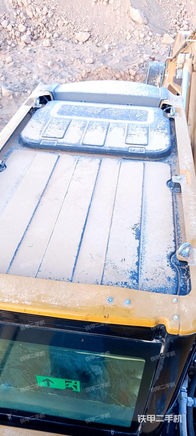 駕駛室頂部(整機(jī)外觀(guān)) 駕駛室頂部(整機(jī)外觀(guān))