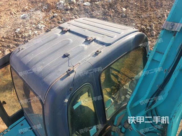 駕駛室頂部(整機(jī)外觀) 駕駛室頂部(整機(jī)外觀)