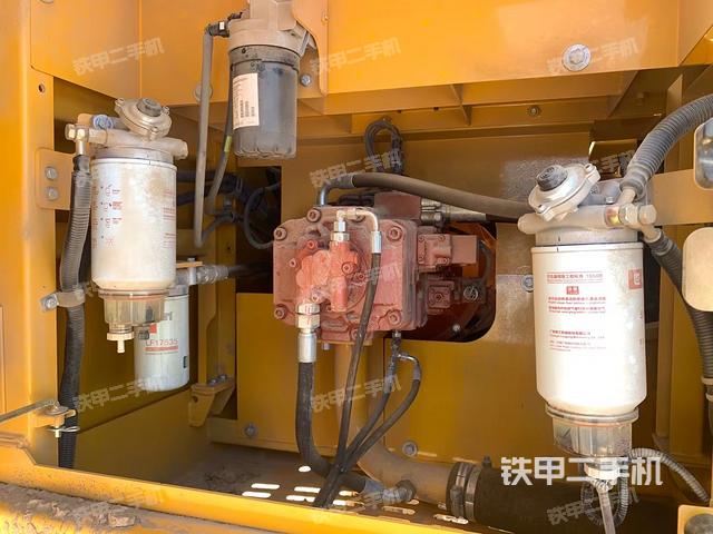 液壓泵艙室正面整體(整機(jī)外觀) 液壓泵艙室正面整體(整機(jī)外觀)