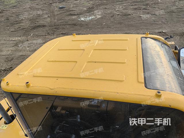 駕駛室頂部(整機(jī)外觀) 駕駛室頂部(整機(jī)外觀)