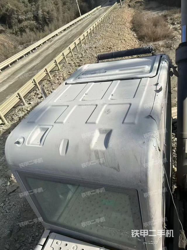 駕駛室頂部(整機(jī)外觀) 駕駛室頂部(整機(jī)外觀)
