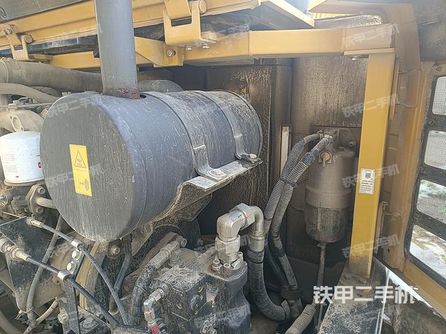 液壓泵艙室正面整體(整機外觀) 液壓泵艙室正面整體(整機外觀)