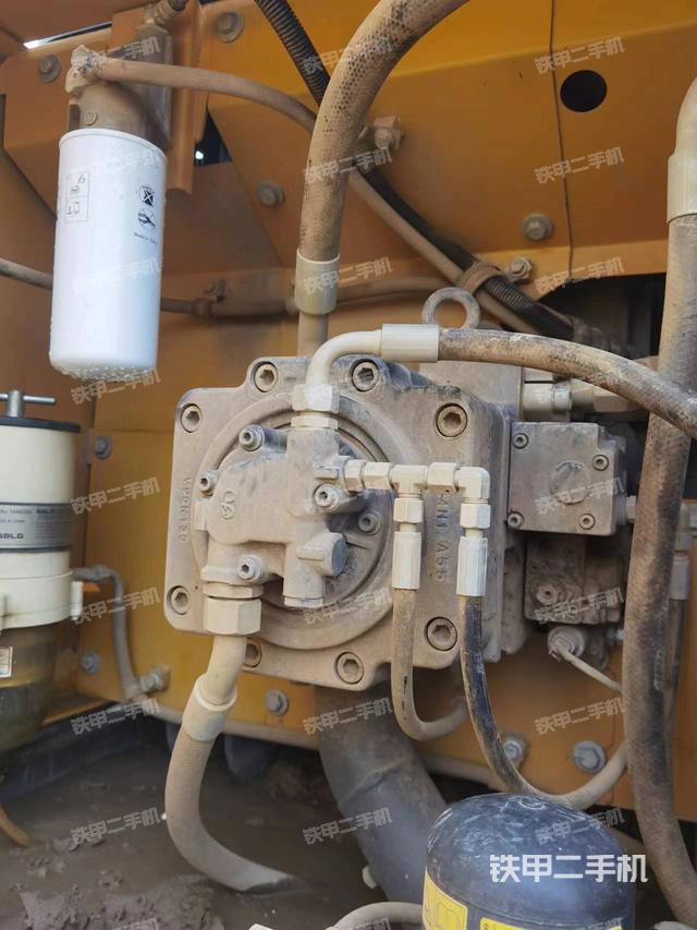液壓泵艙室正面整體(整機外觀) 液壓泵艙室正面整體(整機外觀)