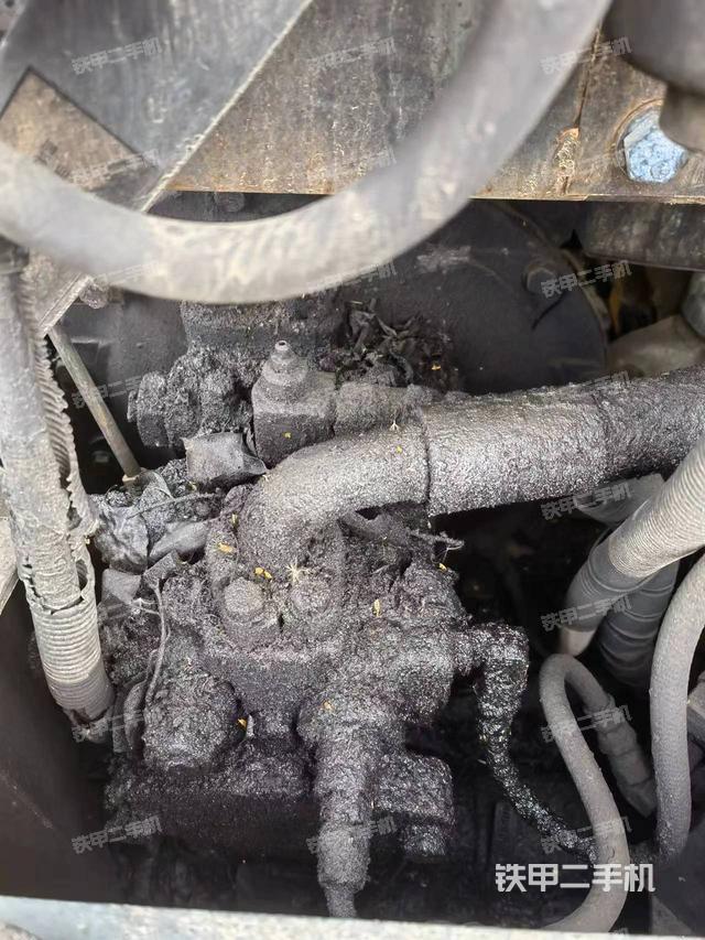 液壓泵艙室正面整體(整機外觀) 液壓泵艙室正面整體(整機外觀)