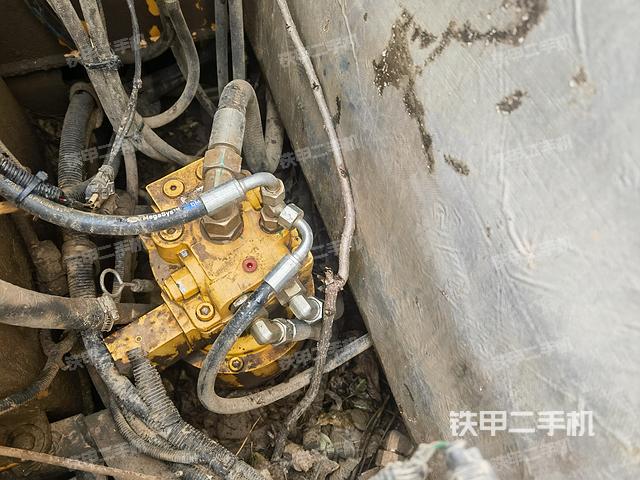 回轉(zhuǎn)馬達(dá)和主控閥(整機(jī)外觀) 回轉(zhuǎn)馬達(dá)和主控閥(整機(jī)外觀)