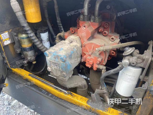 液壓泵艙室正面整體(整機(jī)外觀) 液壓泵艙室正面整體(整機(jī)外觀)
