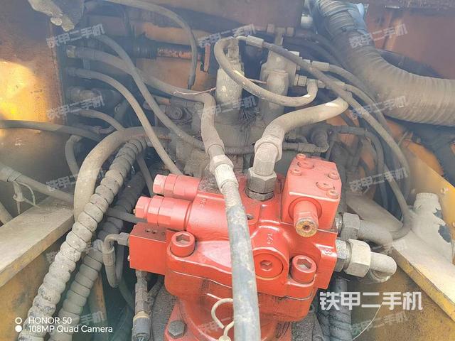 回轉(zhuǎn)馬達(dá)和主控閥(整機(jī)外觀) 回轉(zhuǎn)馬達(dá)和主控閥(整機(jī)外觀)