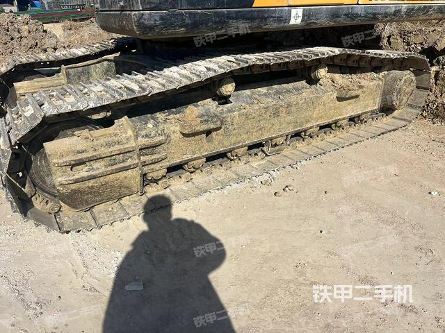 單側(cè)履帶整體(整機外觀) 單側(cè)履帶整體(整機外觀)